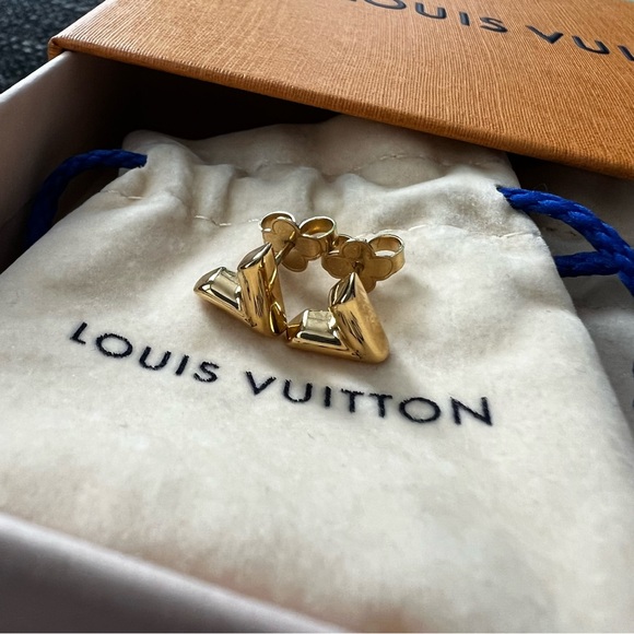 LOUIS VUITTON Gold Essential V Stud Earrings - Picture 5 of 9